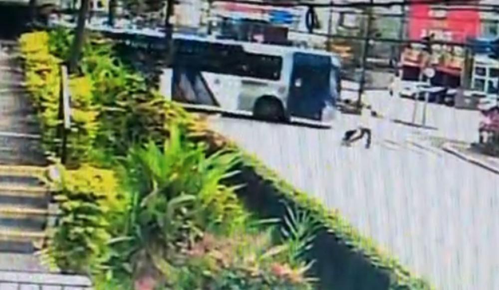 Câmera mostra o momento em que idosa é atropelada em São Vicente; VÍDEO
