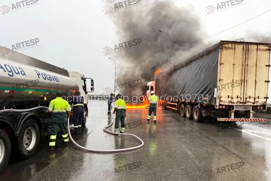 Carreta com açúcar pega fogo na Rodovia Anchieta; pista sentido litoral é bloqueada