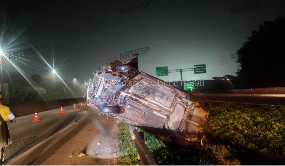Carro capota na Anchieta e deixa vítima em estado grave