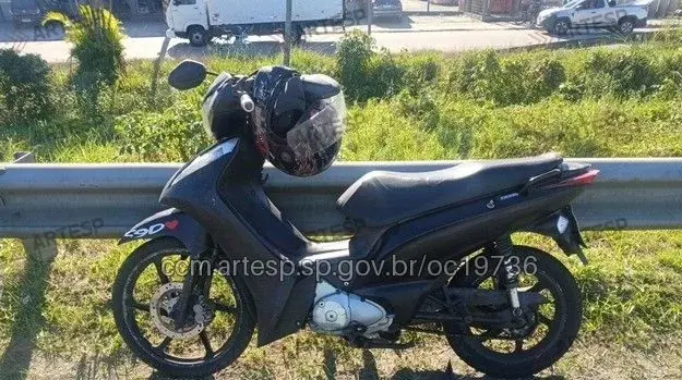 Colisão entre moto e carro deixa três feridos na Rodovia Padre Manoel da Nóbrega, em Itanhaém