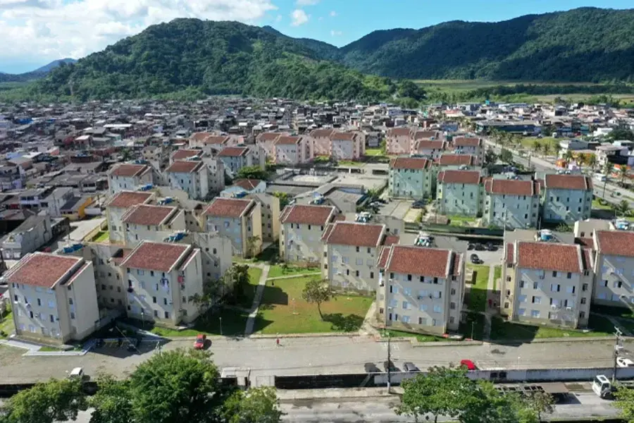Corpo de Bombeiros controla vazamento de gás de cozinha dentro de imóvel em Guarujá