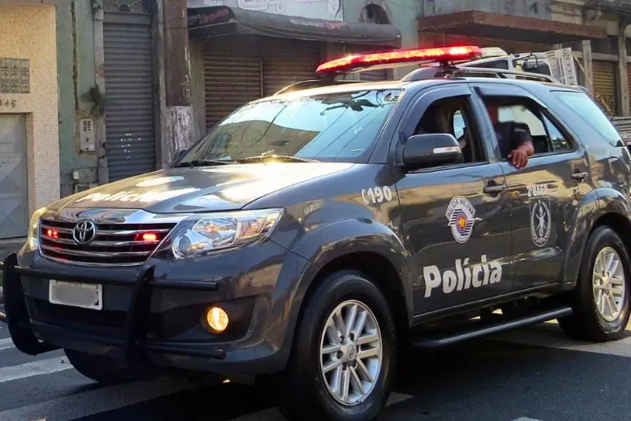 Dois homens são presos por tráfico e um foragido é capturado durante operação policial em Guarujá; VÍDEO