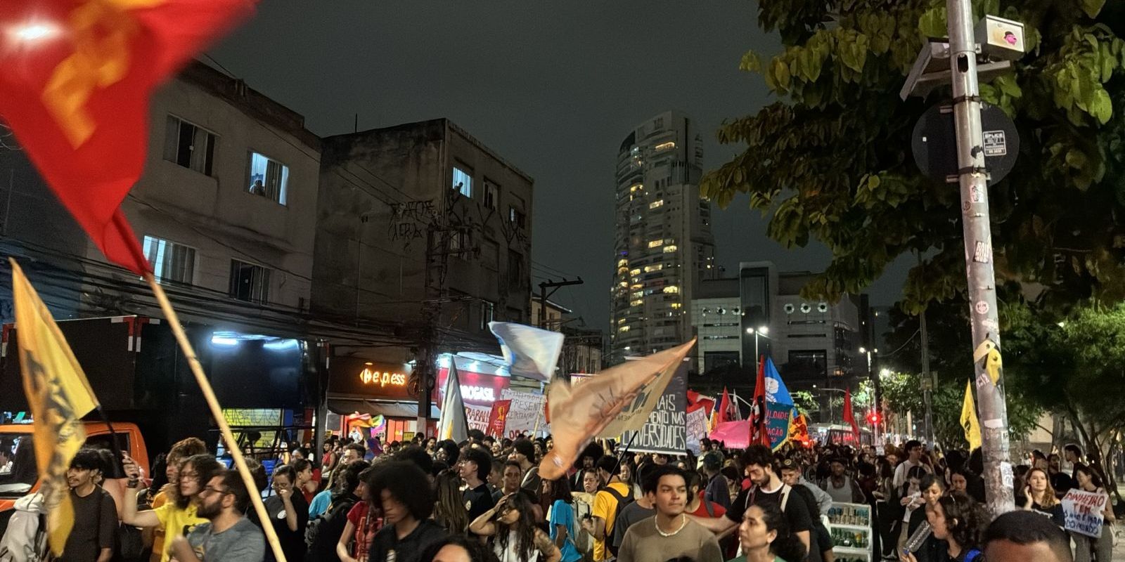 Estudantes de São Paulo protestam contra cortes em universidades