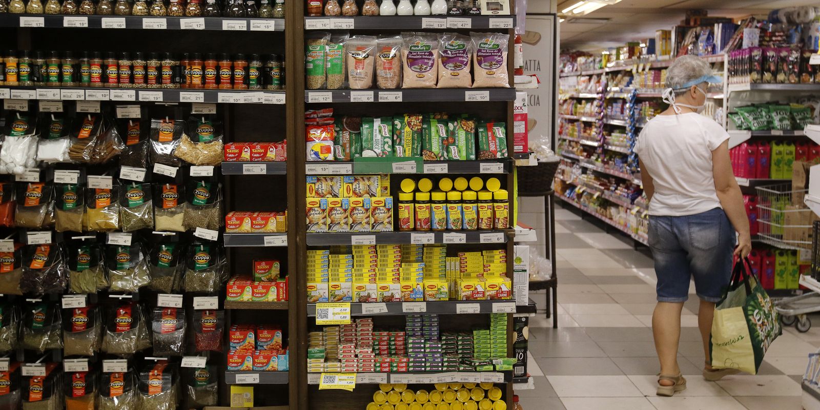 Fabricação de produtos alimentícios lidera geração de empregos na indústria em 2024, aponta IBGE