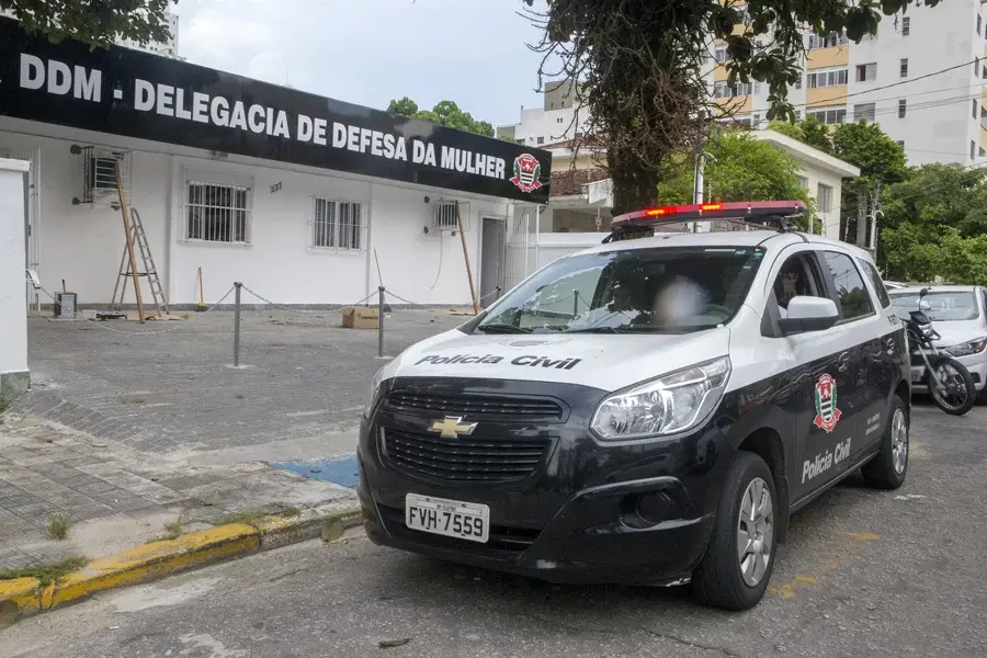 Homem é preso após descumprir medida protetiva e ameaçar idosa em Guarujá