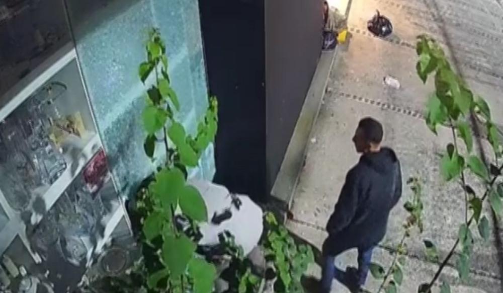 Homem quebra vitrine de loja com pedra em Santos e é preso no dia seguinte; VÍDEO