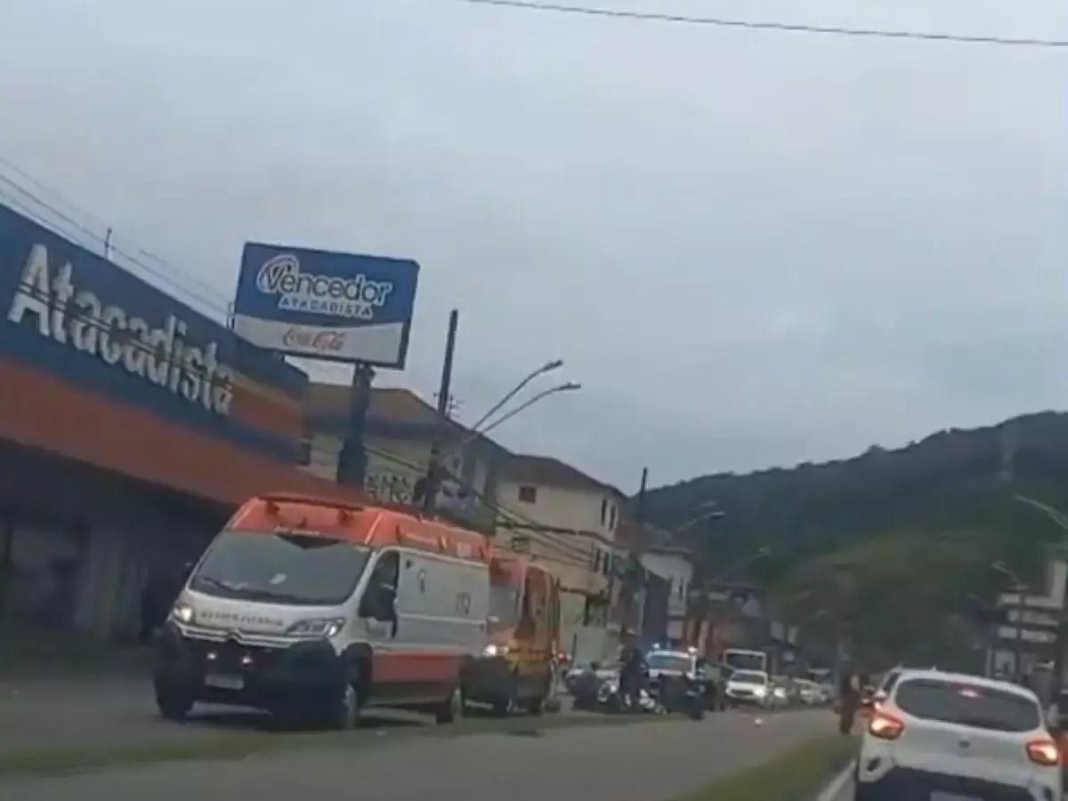 Mulher que empurrava carroça tem ferimentos e fraturas após ser atingida por moto em Guarujá