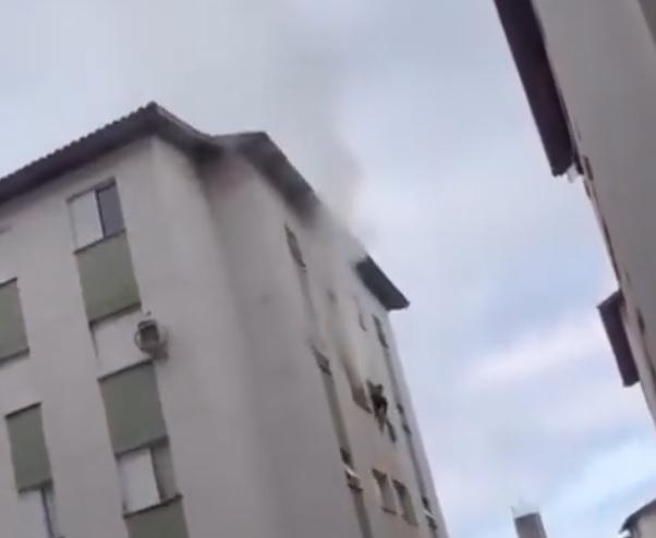 Quarto é destruído após incêndio atingir apartamento em Guarujá; VÍDEO