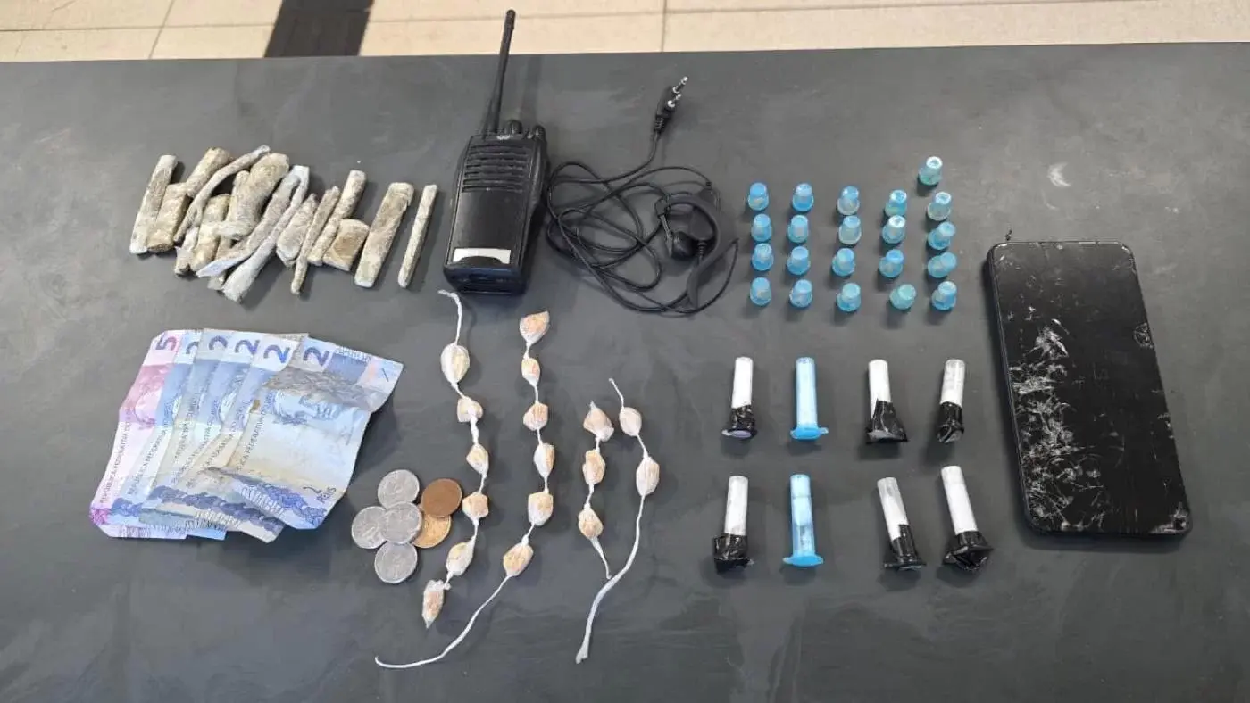Suspeito foge ao ver viatura, dispensa pochete com drogas e acaba preso em Santos