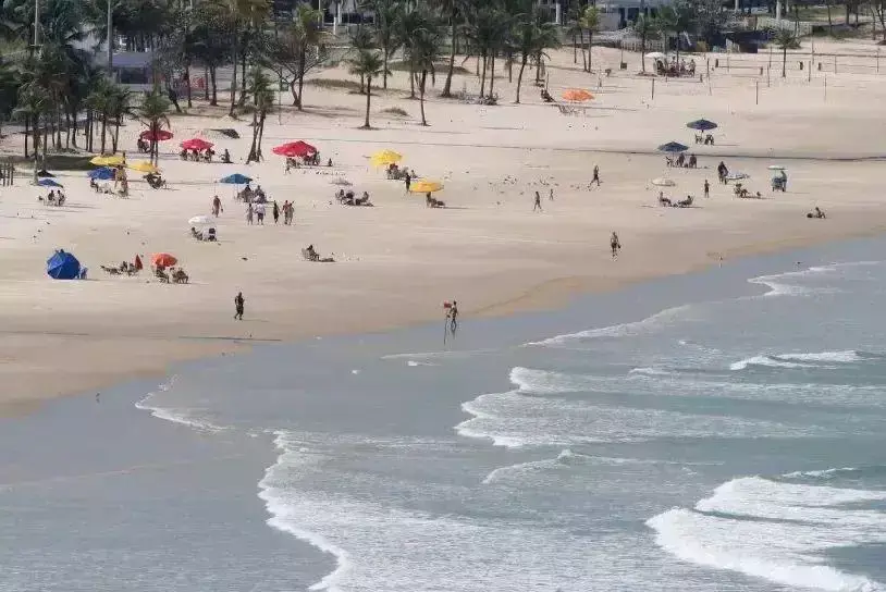 Adolescente é resgatada após gritos de socorro em praia de Guarujá, no litoral de São Paulo