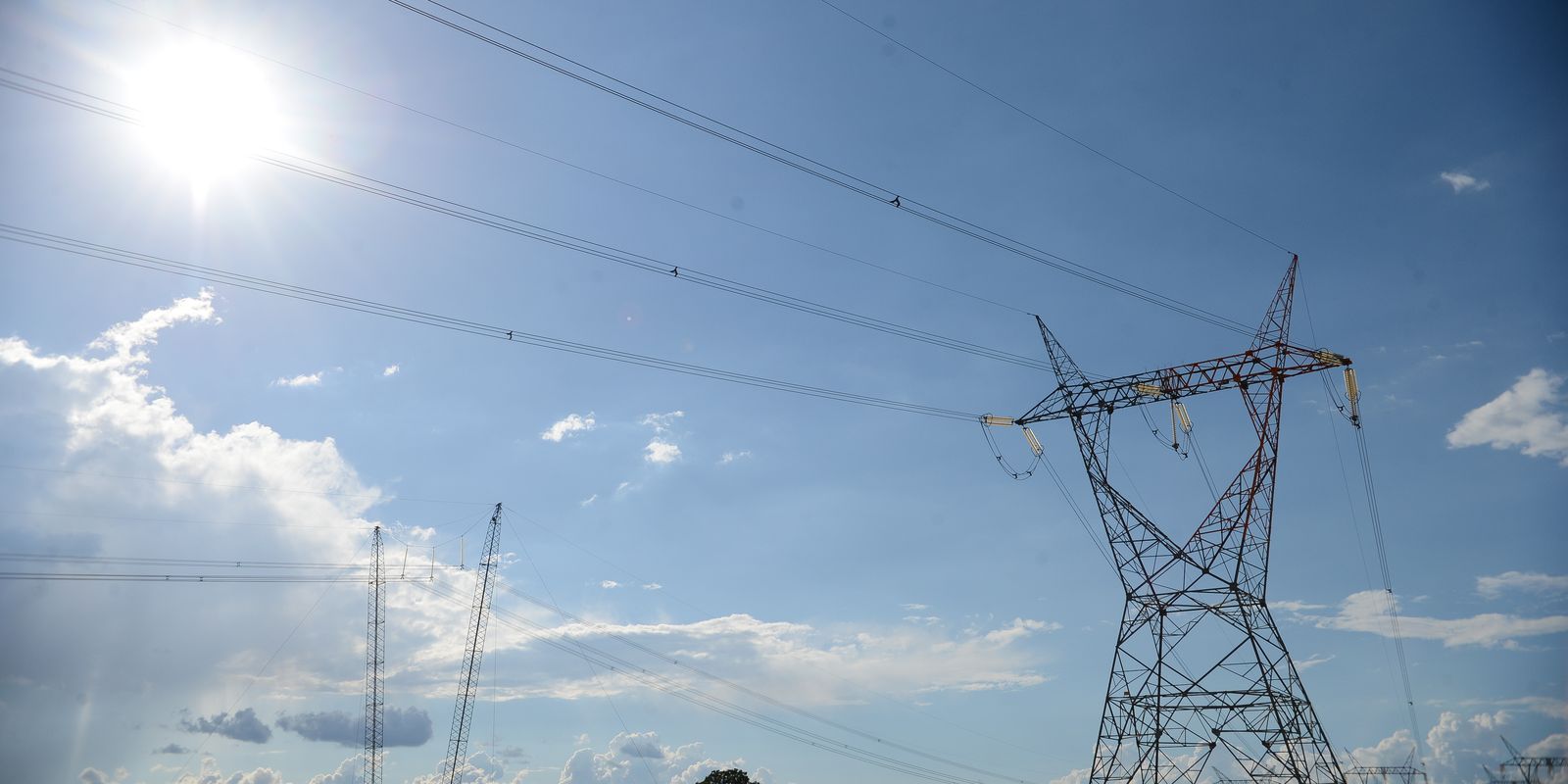 Aneel leiloa quatro lotes de transmissão de energia na B3