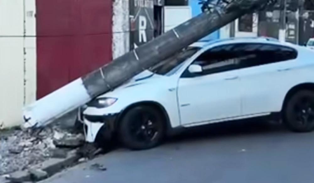 BMW colide com poste no Centro de Santos; via é interditada e região fica sem luz