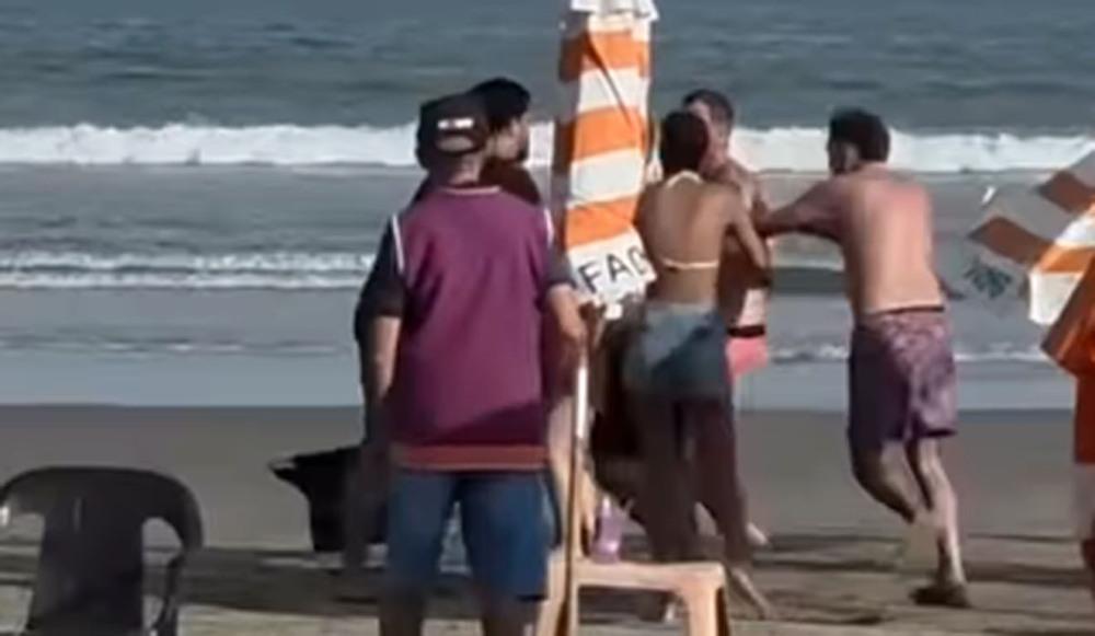 Briga generalizada entre banhistas causa tumulto na orla de Praia Grande; VÍDEO