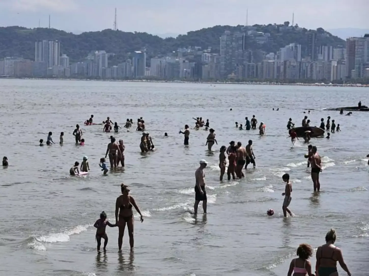 Calor intenso promete agitar praias do litoral de São Paulo no início de agosto; veja temperaturas