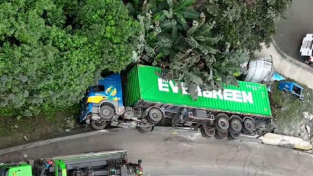 Carreta perde carga, tomba e bloqueia acesso em Guarujá