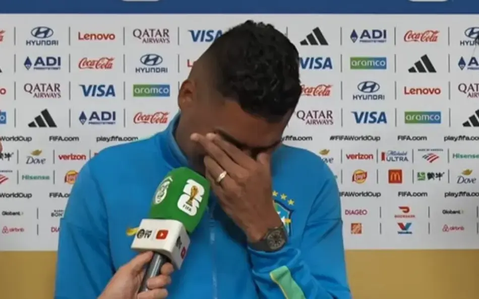 Casemiro chora após pergunta de Fernanda Gentil sobre crianças que sonham com a Copa; assista