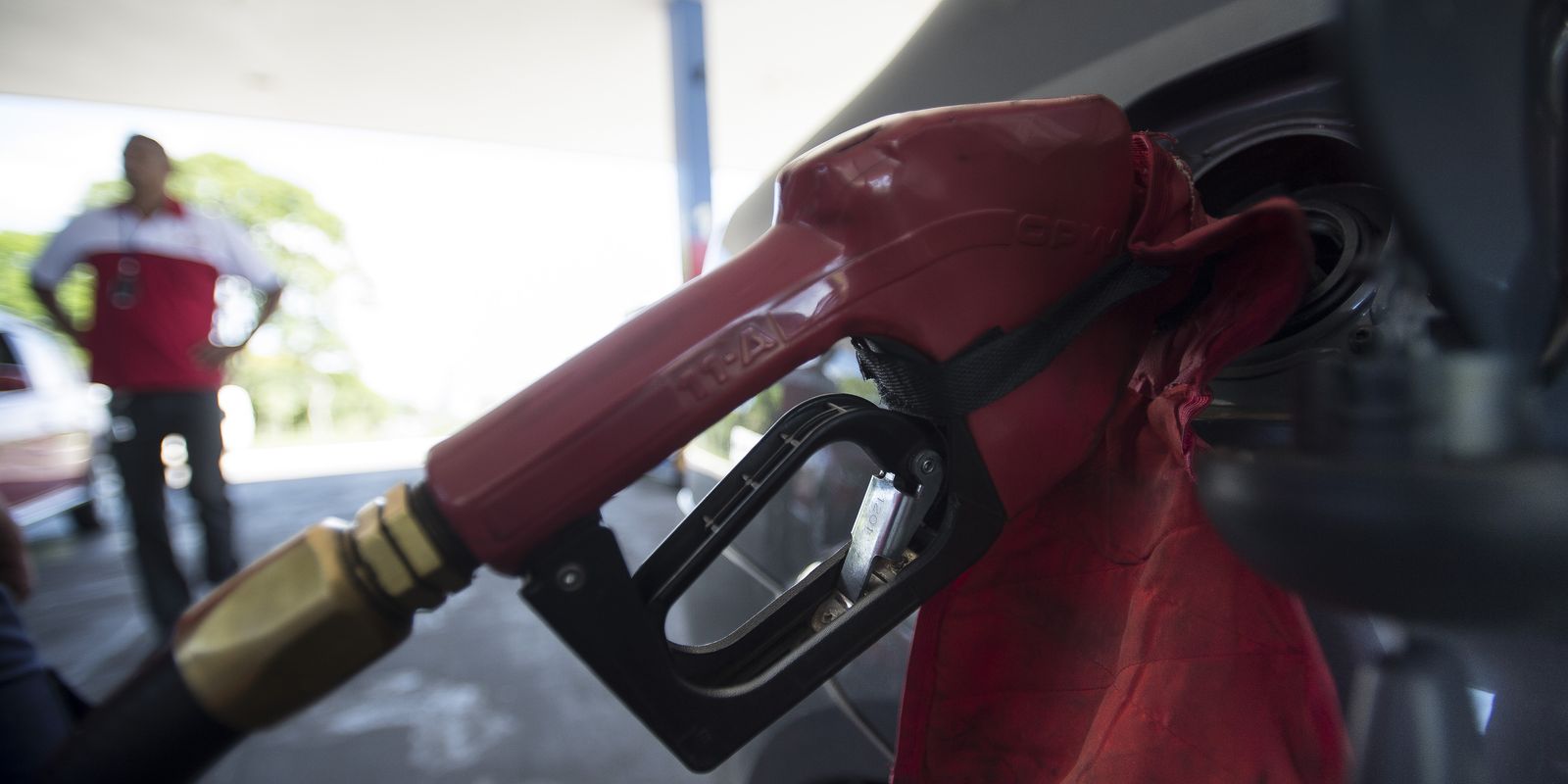 Governo mantém desconto na gasolina após nova alta mundial do petróleo