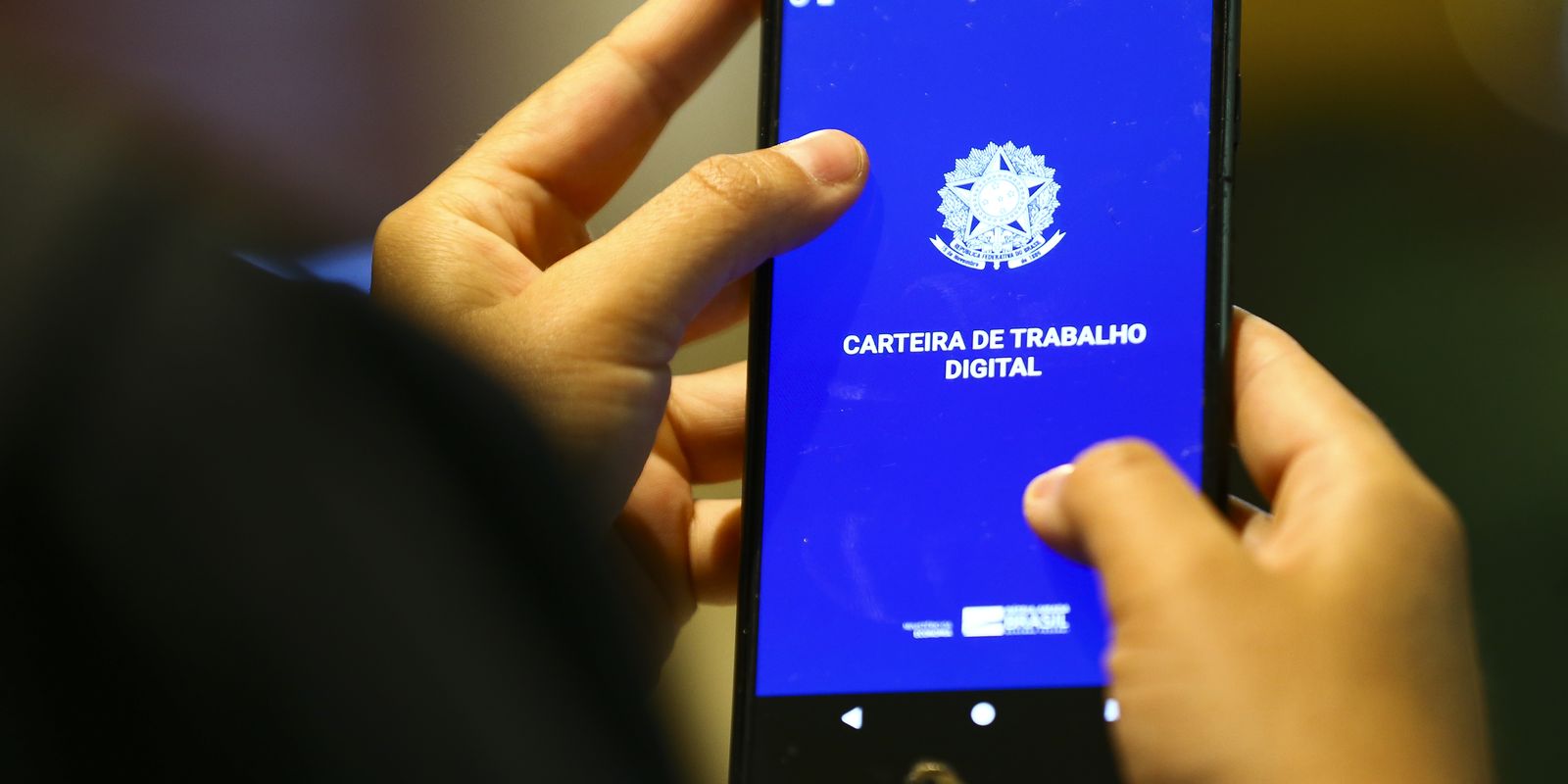 Taxa de desemprego no Brasil cai para 5,4% e atinge o menor nível histórico no trimestre