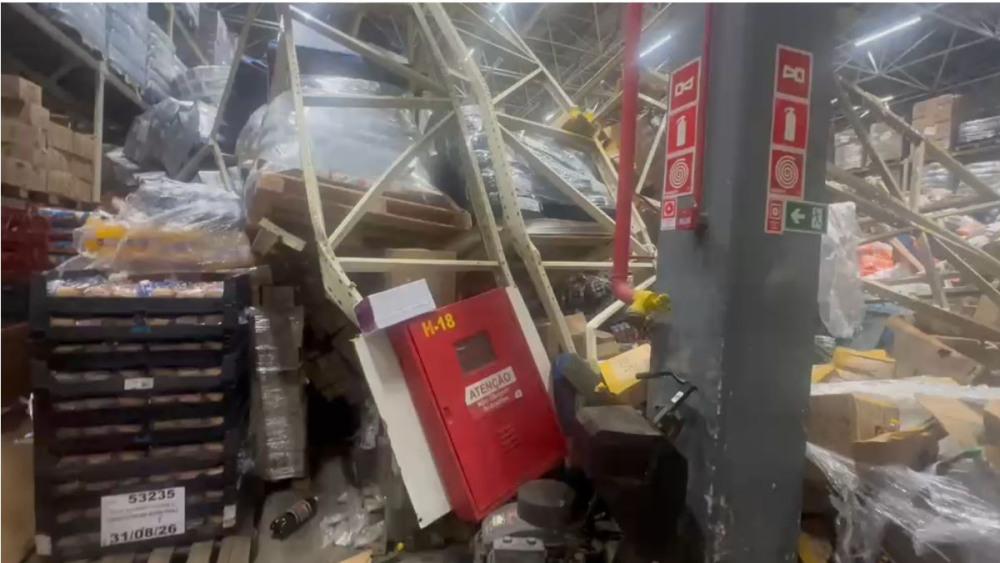 Estrutura de estoque desaba em mercado atacadista de Guarujá; VÍDEO