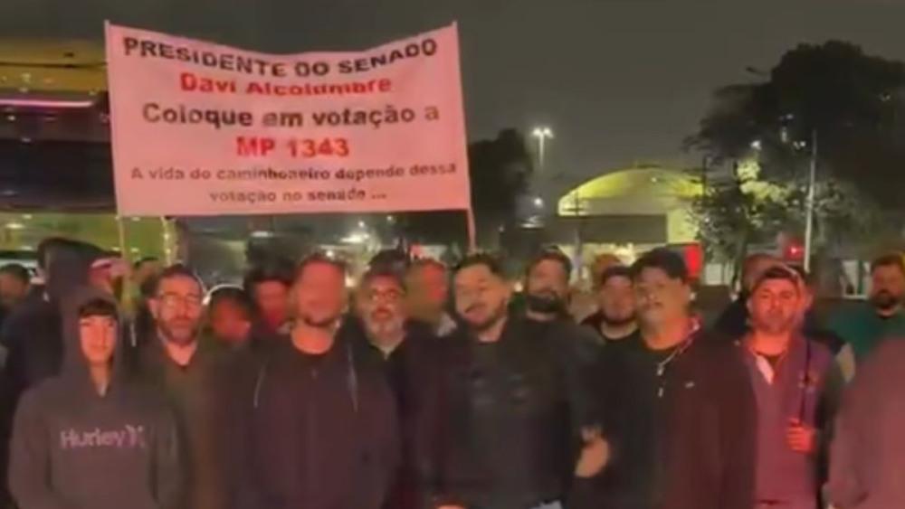 Greve nacional dos caminhoneiros tem mobilização no Porto de Santos