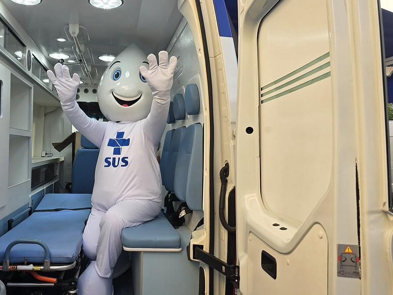 Guarujá entrega primeira Unidade Móvel de Vacinação e aplica 400 doses