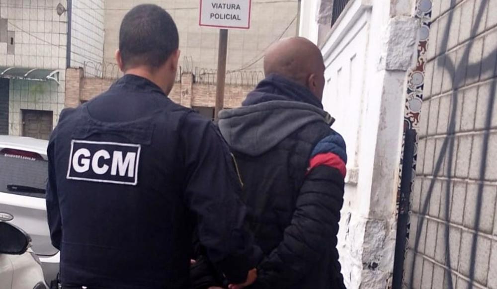 Homem descumpre medida protetiva e é preso após perseguir ex-companheira em São Vicente
