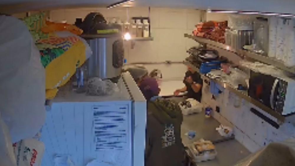 Homem prende funcionárias em banheiro durante assalto a doceria em Santos; VÍDEO