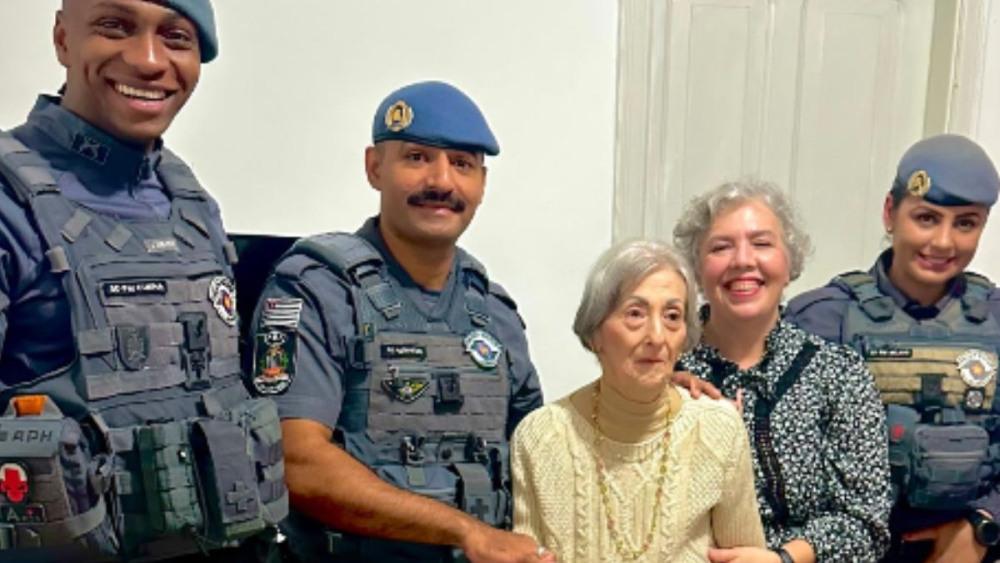 Idosa reencontra PMs que salvaram sua vida após engasgo em Santos