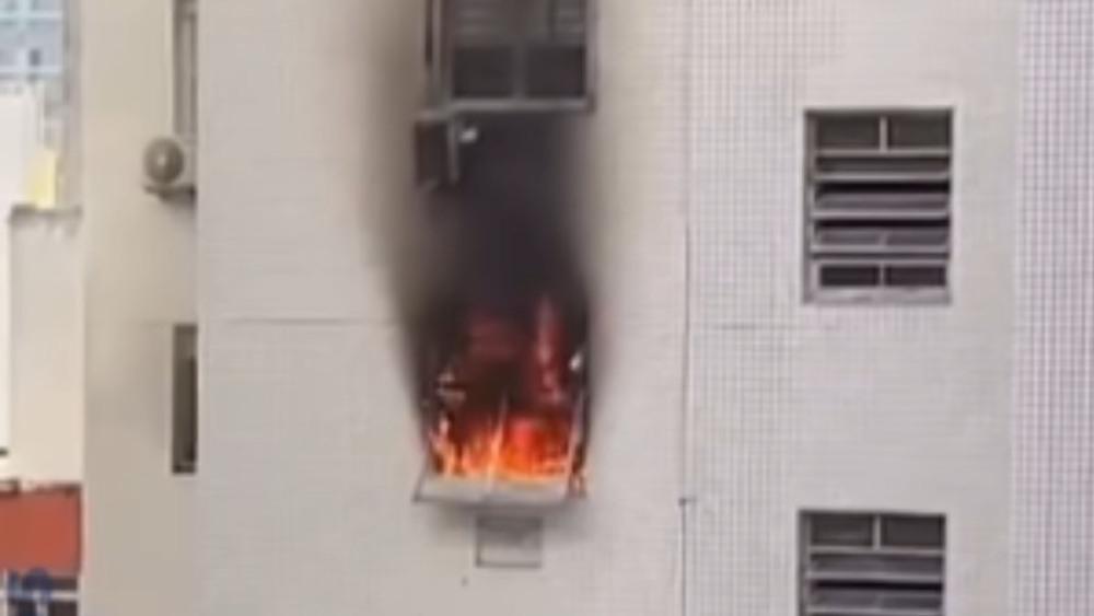 Incêndio atinge apartamento em prédio de Santos
