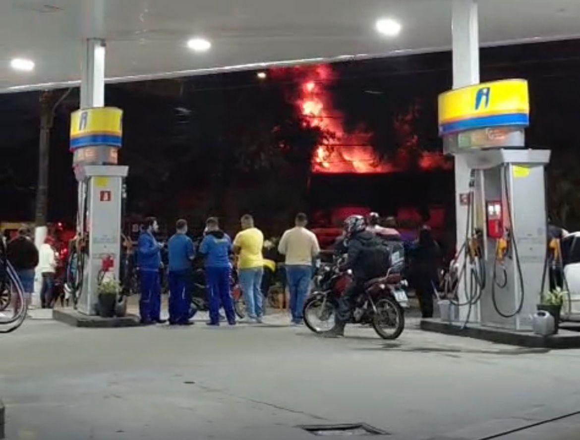 Incêndio de grandes proporções atinge loja em Vicente de Carvalho 