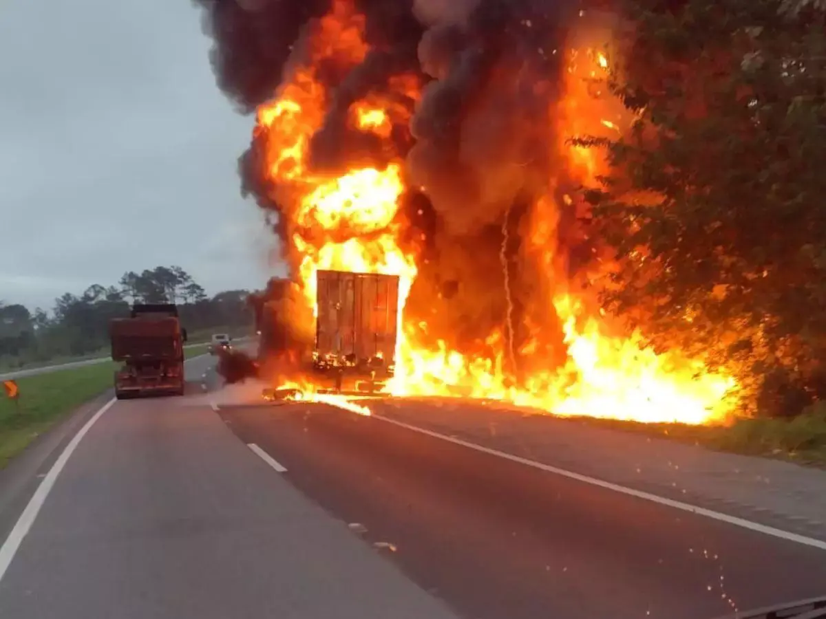 Incêndio destrói carreta com 26 toneladas de óleo de motor em rodovia da região
