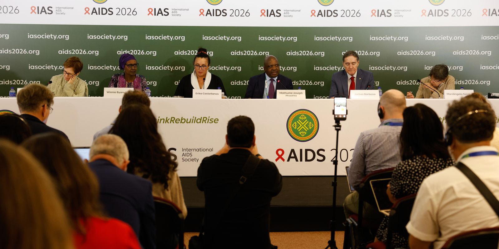 Queda global nas infecções por HIV é ameaçada por corte de verbas