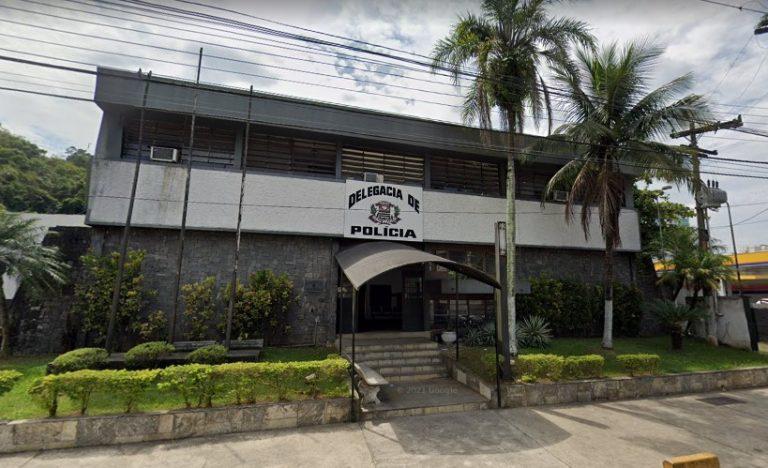 Jovem morre após carro bater em poste e motorista é preso em Guarujá