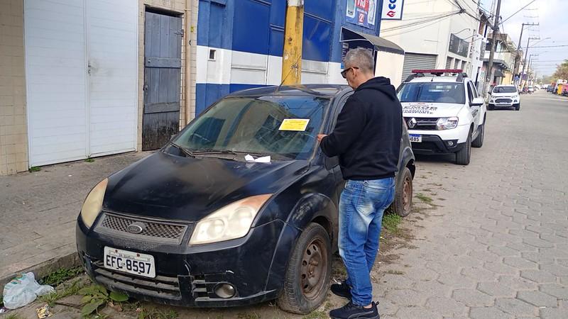 Mais de 340 veículos abandonados são retirados de vias públicas em Guarujá