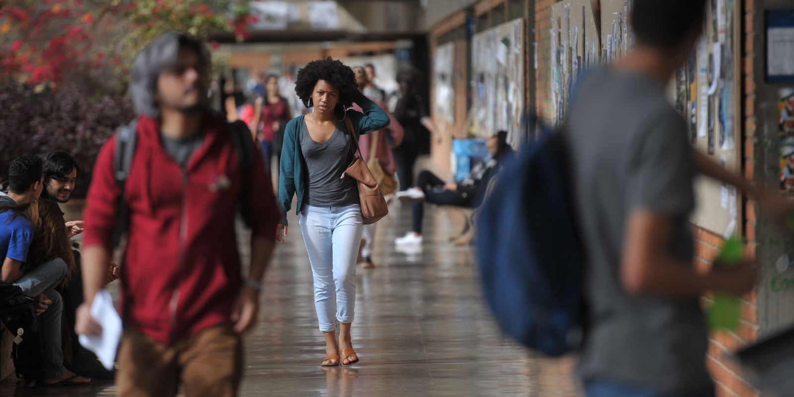 Mais da metade dos estudantes de graduação abandona curso por cuidados com os filhos