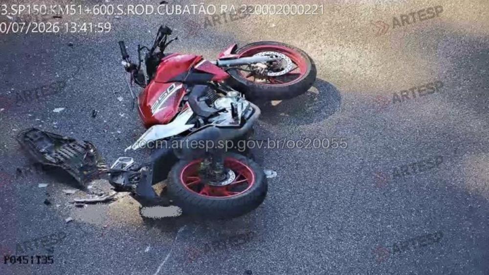 Motociclista morre atropelado por carreta após cair na pista da Anchieta, em Cubatão