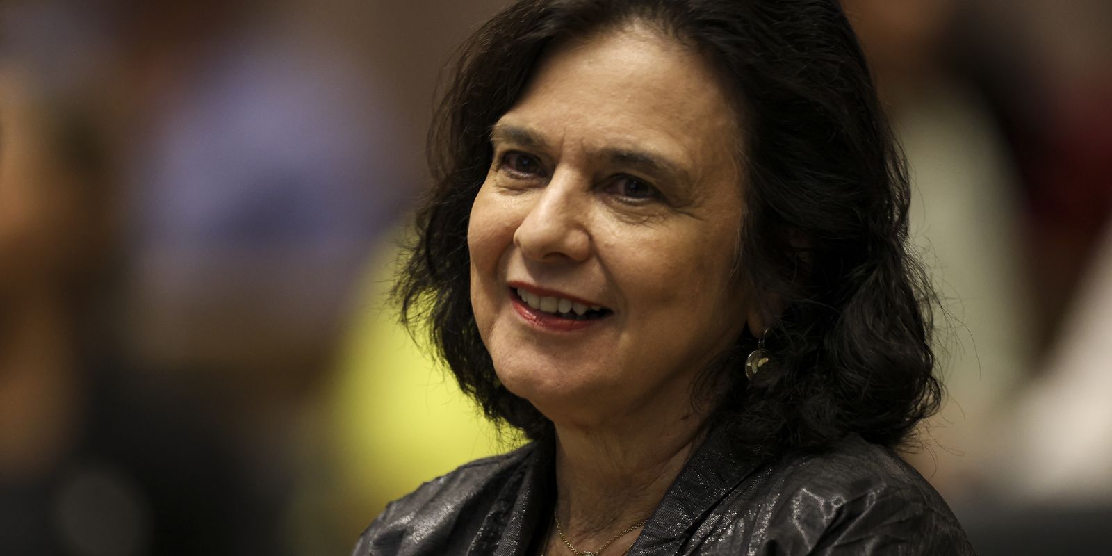 Nísia Trindade lança livro detalhando bastidores da pandemia de covid-19