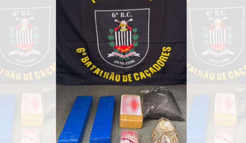 PM encontra tonel enterrado com mais de 3 kg de drogas no Morro do São Bento
