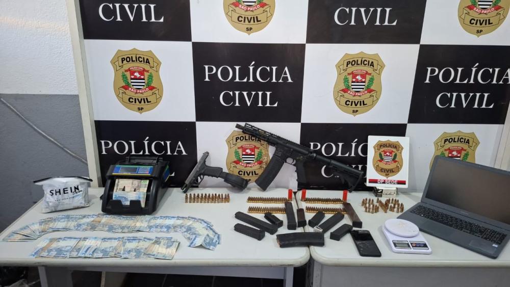 Polícia encontra fuzil e pistola escondidos em imóvel abandonado em Guarujá