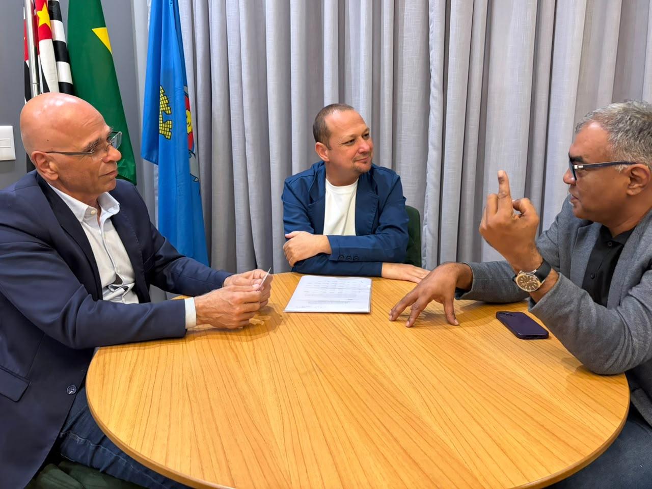 Prefeito Farid Madi se reúne com representantes do Ministério da Saúde para discutir investimentos em Guarujá