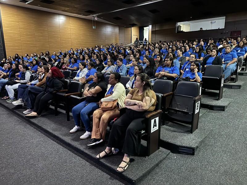 Profissionais de apoio escolar recebem capacitação em Guarujá