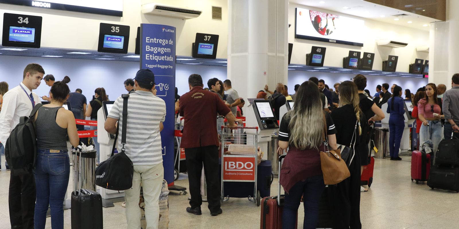 Setor de serviços registra queda de 0,4% em maio, impactado por recuo nos transportes, revela IBGE