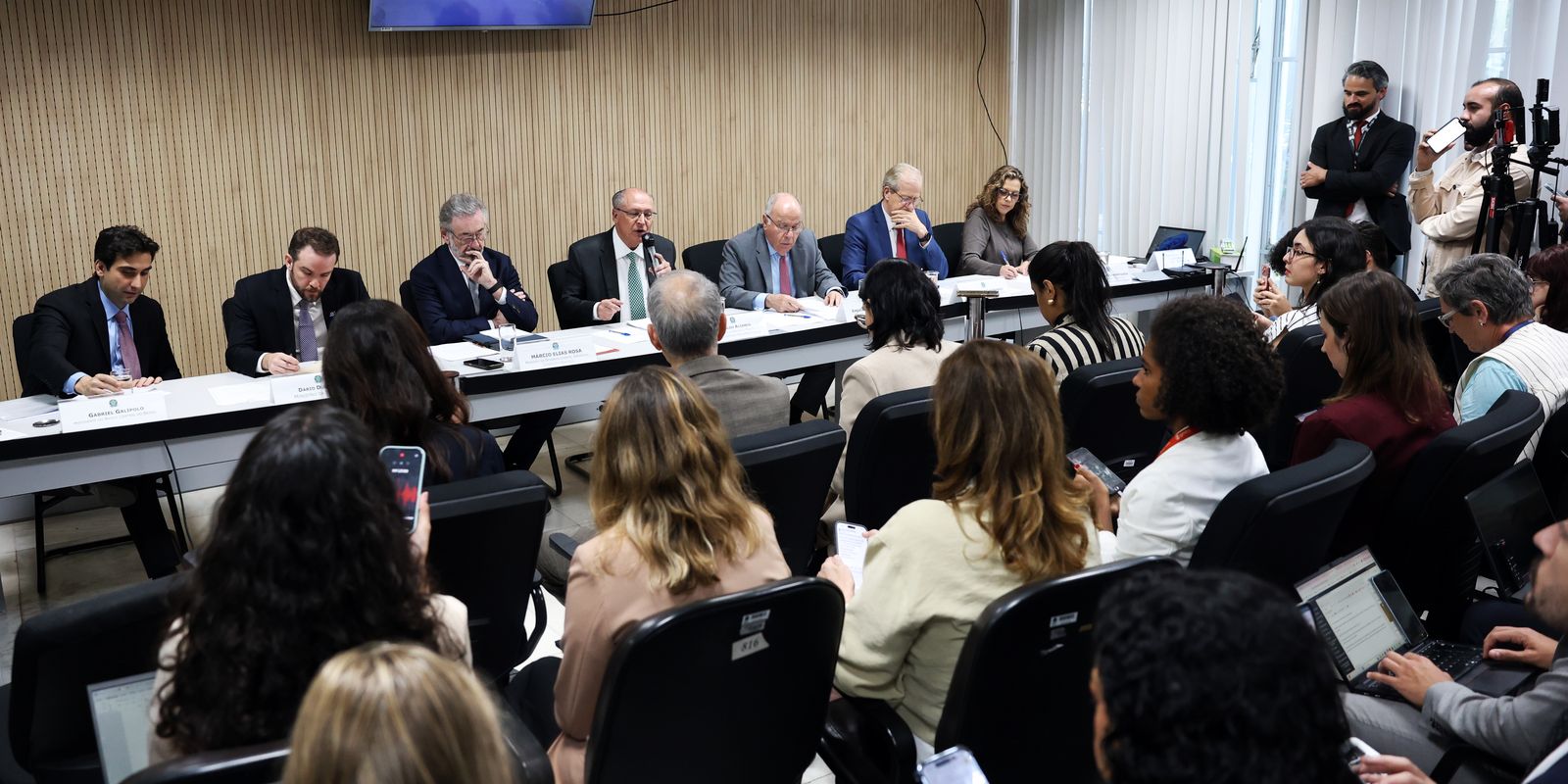 Governo federal anuncia apoio governamental a setores empresariais atingidos por novo tarifaço dos EUA