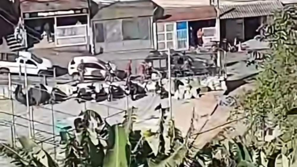 Suspeito morre, outro é baleado e adolescente é apreendido após confronto com a PM em morro de Santos
