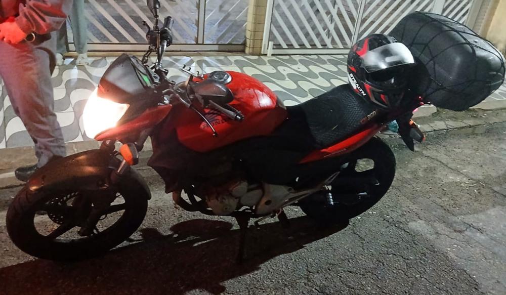 Trio invade prédio e rouba moto em Praia Grande; VÍDEO