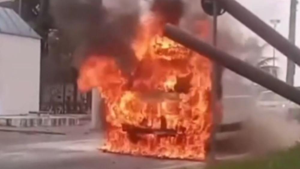Ambulância do Samu pega fogo em Itanhaém; VÍDEO