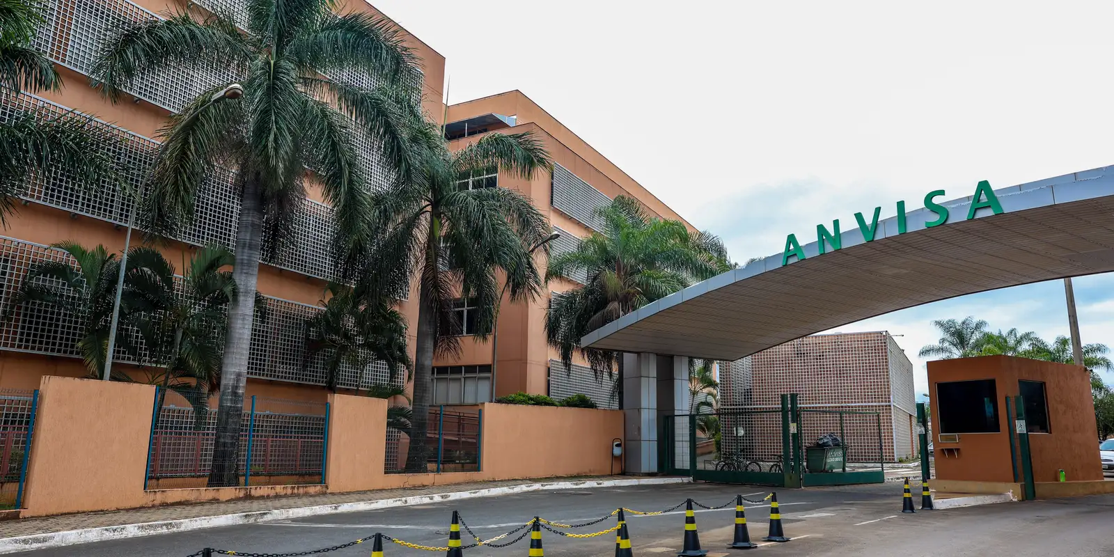 Anvisa proíbe a venda de 12 produtos de limpeza sem registro no Brasil