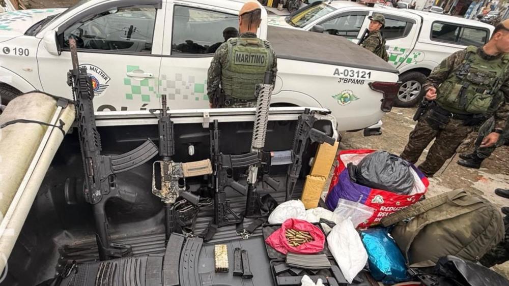 Após ataque a base da PM, operação apreende três fuzis e mais de 15 kg de drogas em Guarujá