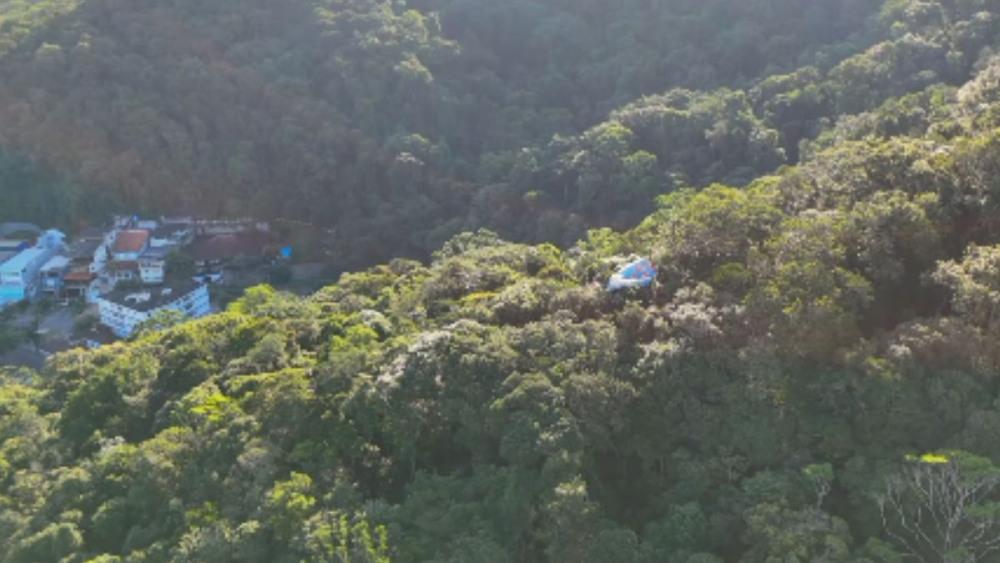 Balão cai em área de mata em morro de Guarujá