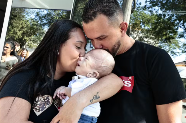 Bebê recebe alta após 9 meses na UTI e ganha homenagem no litoral de SP: 'Milagre', diz mãe